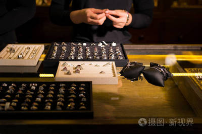 珠寶首飾零售陳列藝術 提升帶環(huán)珠寶展示效果的策略